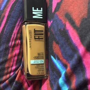 Maybelline Fit Me Matte + Poreless Foundation 12 Hr in Golden Carmel shade NEW